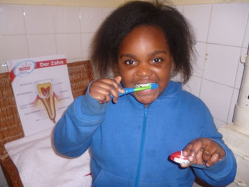 Neu in den Kindertreffs: Jeden Abend Zähne putzen!